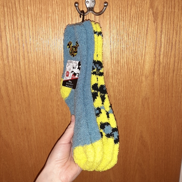 2 PK of Mickey & Minnie Mouse Fuzzy Socks NWT - Picture 9 of 16